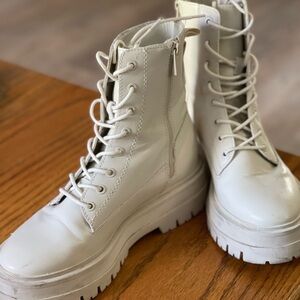 Woman’s Stradivarius lace up off white boots